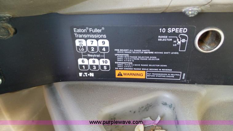 image for item L6511 2003 International 9400i semi truck