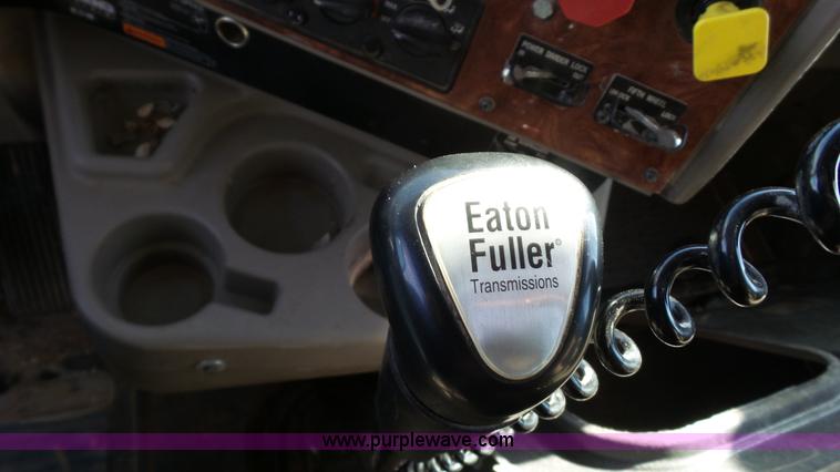 image for item L6511 2003 International 9400i semi truck