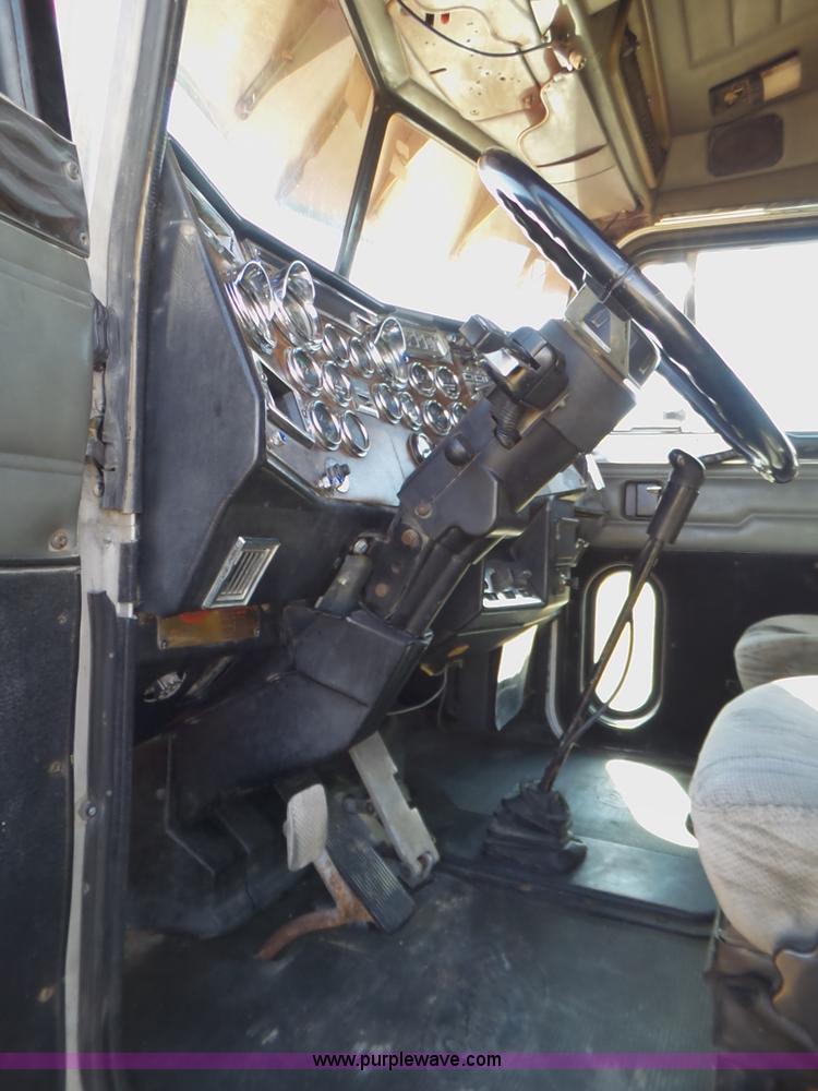 image for item L6512 1997 Peterbilt 379 semi truck