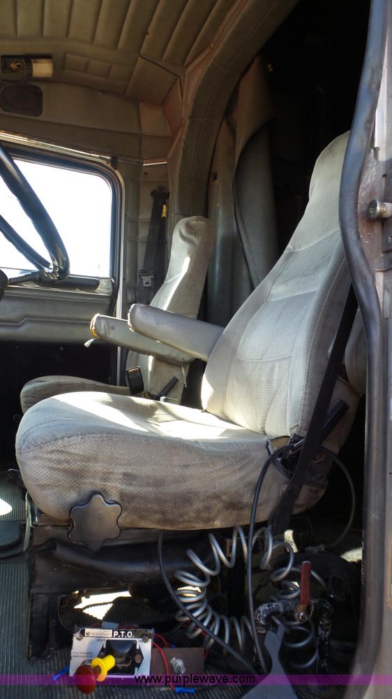 image for item L6512 1997 Peterbilt 379 semi truck