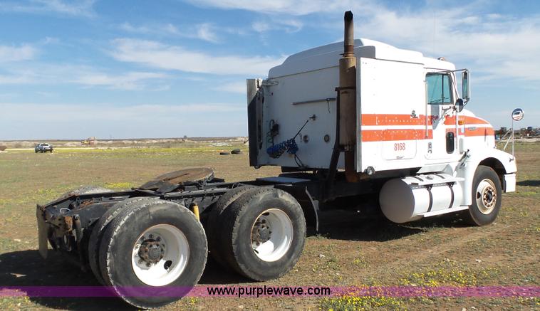 image for item L6513 1999 International 9200 semi truck