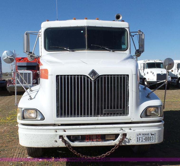 image for item L6513 1999 International 9200 semi truck