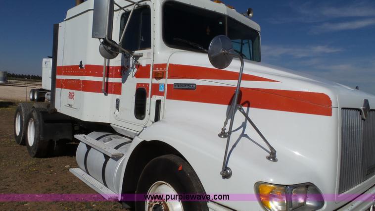 image for item L6513 1999 International 9200 semi truck