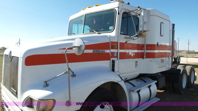 image for item L6513 1999 International 9200 semi truck