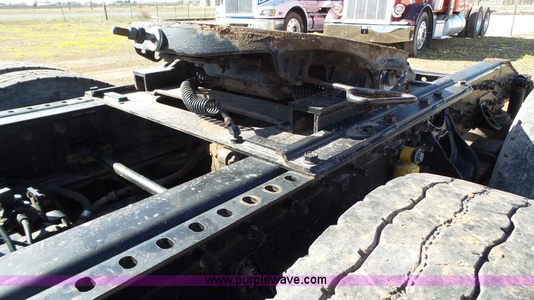 image for item L6513 1999 International 9200 semi truck