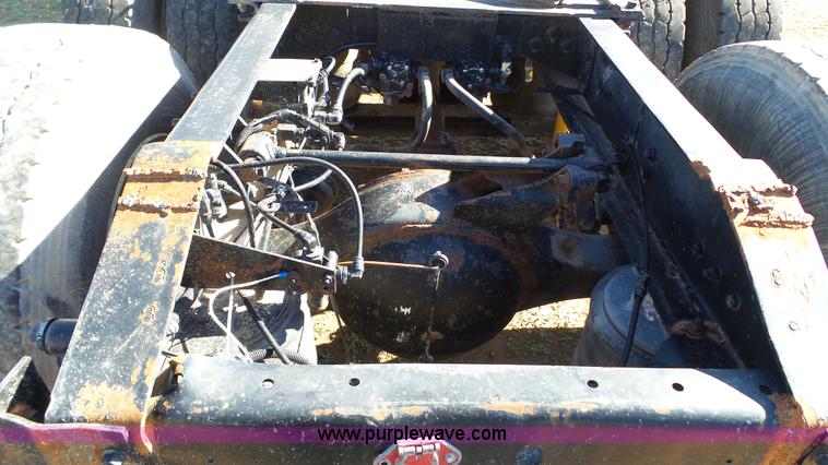 image for item L6513 1999 International 9200 semi truck