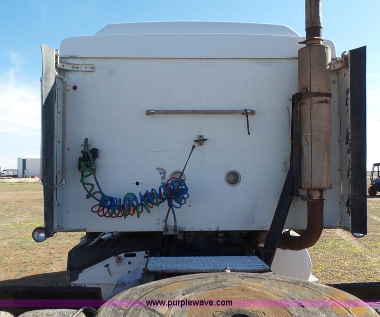 image for item L6513 1999 International 9200 semi truck