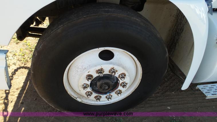 image for item L6513 1999 International 9200 semi truck