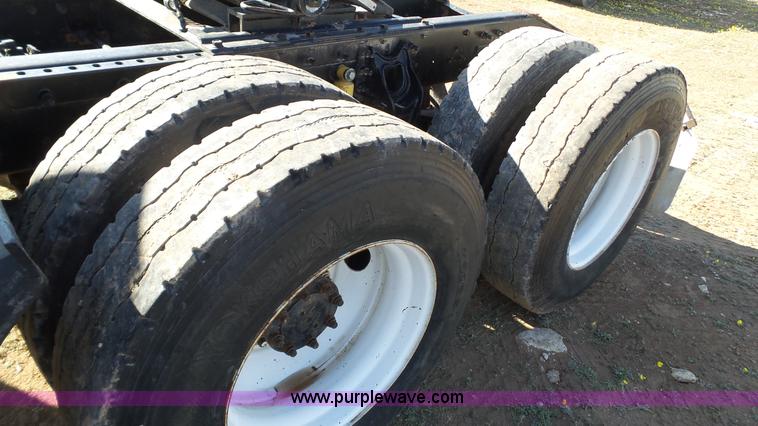 image for item L6513 1999 International 9200 semi truck