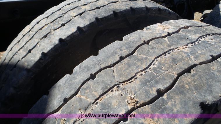 image for item L6513 1999 International 9200 semi truck