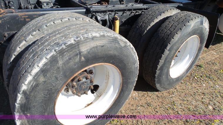 image for item L6513 1999 International 9200 semi truck