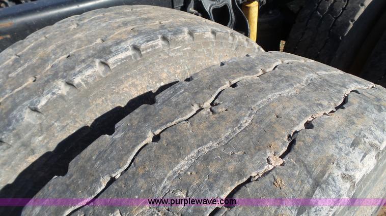 image for item L6513 1999 International 9200 semi truck