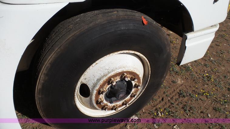 image for item L6513 1999 International 9200 semi truck