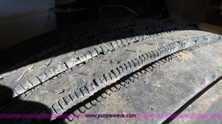 image for item L6513 1999 International 9200 semi truck