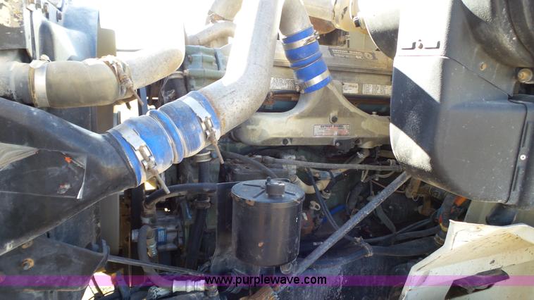 image for item L6513 1999 International 9200 semi truck