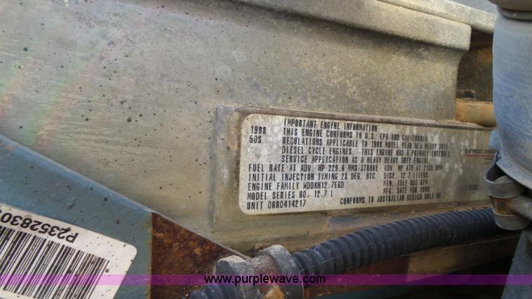 image for item L6513 1999 International 9200 semi truck