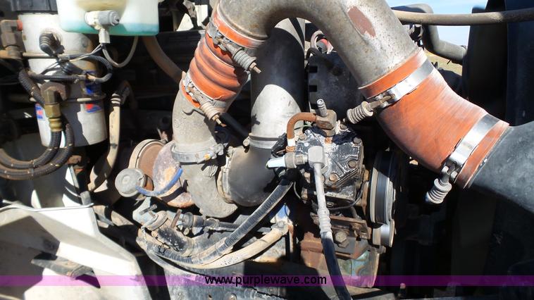 image for item L6513 1999 International 9200 semi truck