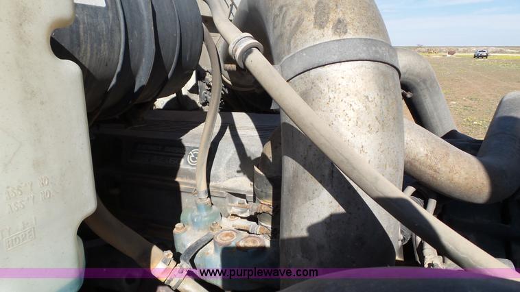 image for item L6513 1999 International 9200 semi truck