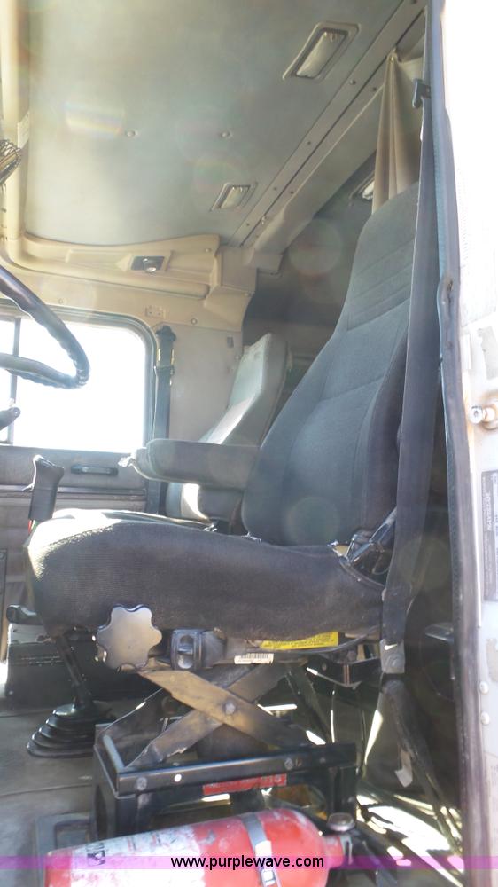 image for item L6513 1999 International 9200 semi truck