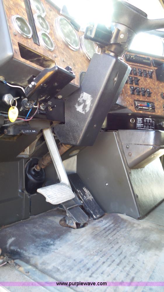 image for item L6513 1999 International 9200 semi truck