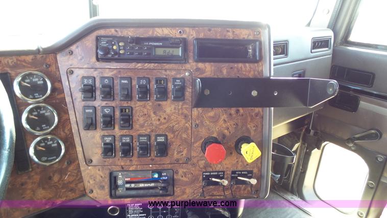 image for item L6513 1999 International 9200 semi truck