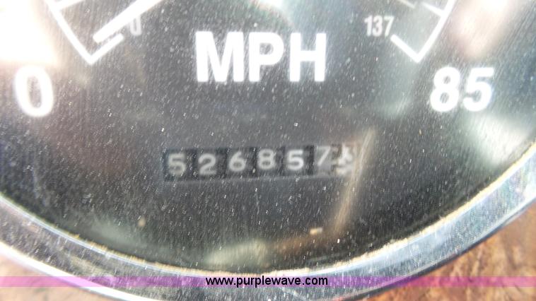 image for item L6513 1999 International 9200 semi truck