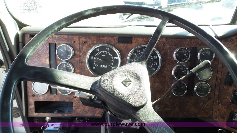 image for item L6513 1999 International 9200 semi truck