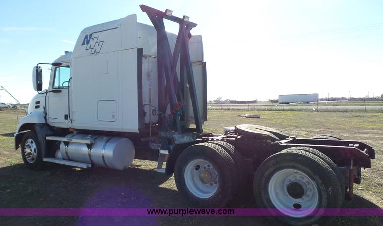 image for item L6514 2000 Mack CX613 semi truck