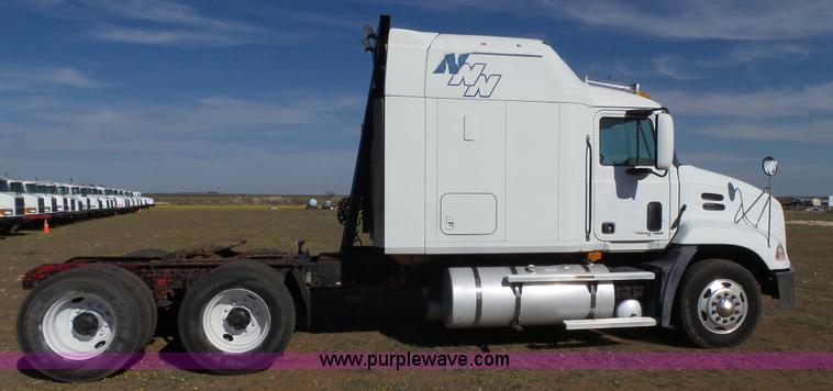 image for item L6514 2000 Mack CX613 semi truck
