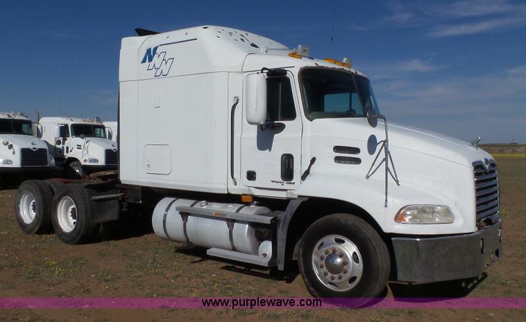 image for item L6514 2000 Mack CX613 semi truck