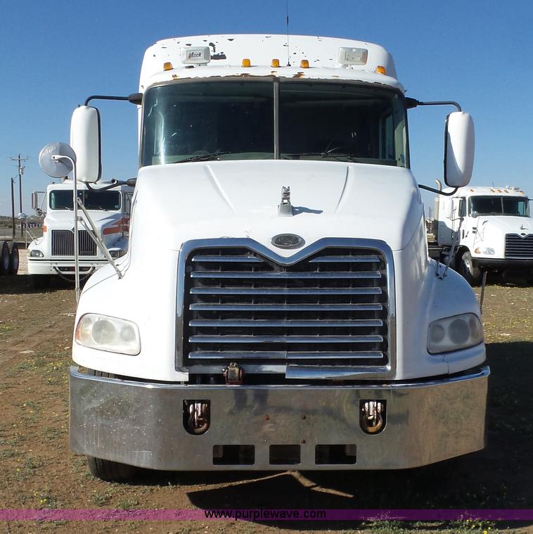 image for item L6514 2000 Mack CX613 semi truck