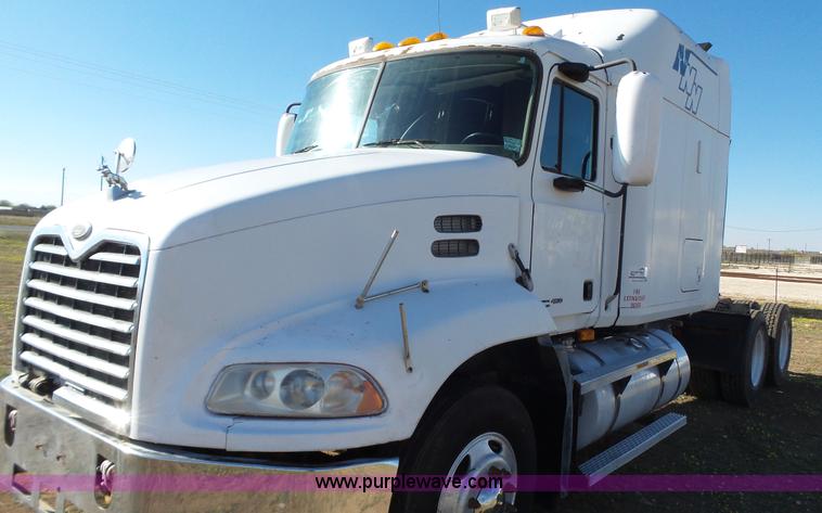 image for item L6514 2000 Mack CX613 semi truck