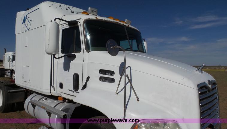 image for item L6514 2000 Mack CX613 semi truck