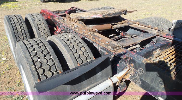 image for item L6514 2000 Mack CX613 semi truck