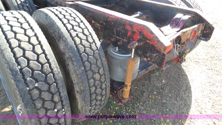 image for item L6514 2000 Mack CX613 semi truck