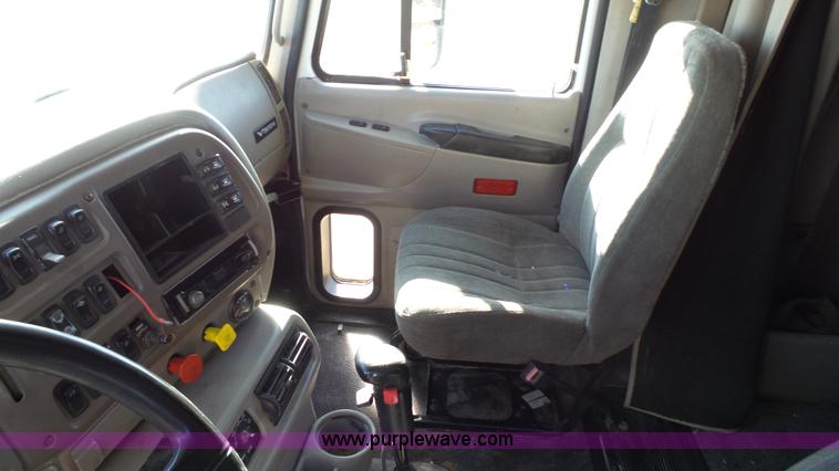 image for item L6514 2000 Mack CX613 semi truck