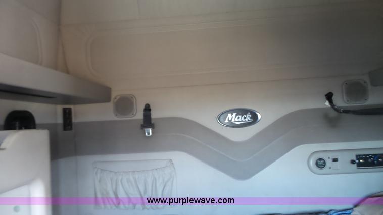 image for item L6514 2000 Mack CX613 semi truck