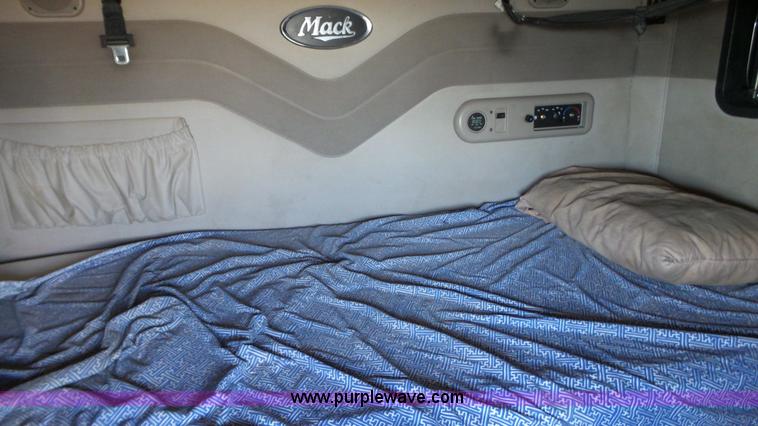 image for item L6514 2000 Mack CX613 semi truck