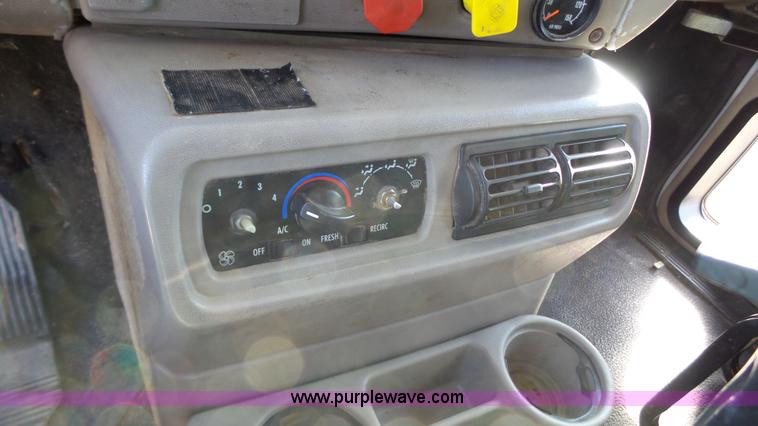 image for item L6514 2000 Mack CX613 semi truck