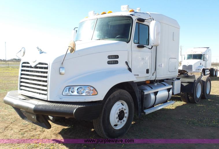 image for item L6515 2001 Mack CX613 semi truck