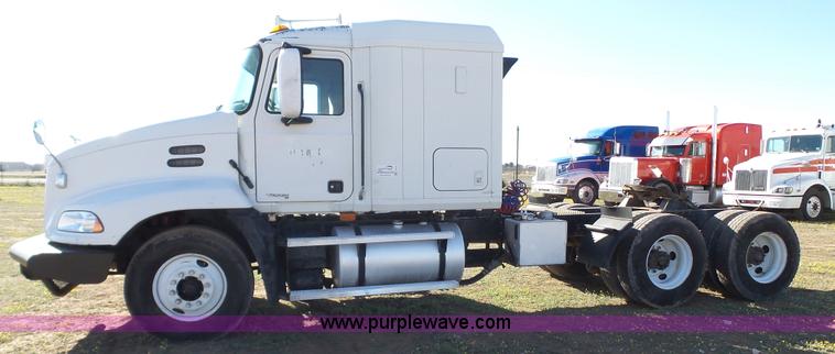 image for item L6515 2001 Mack CX613 semi truck