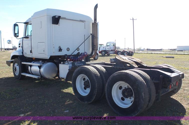 image for item L6515 2001 Mack CX613 semi truck