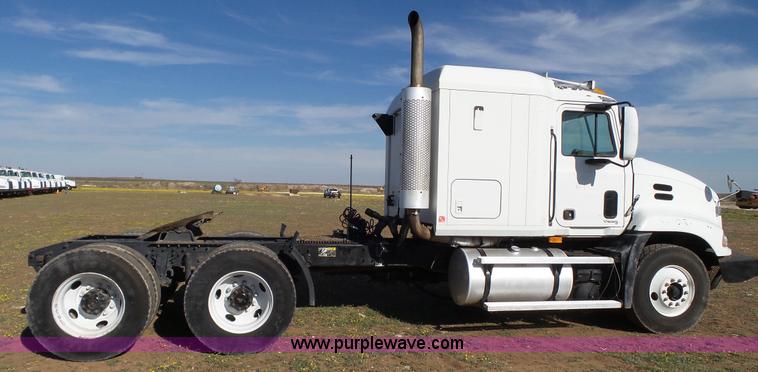 image for item L6515 2001 Mack CX613 semi truck