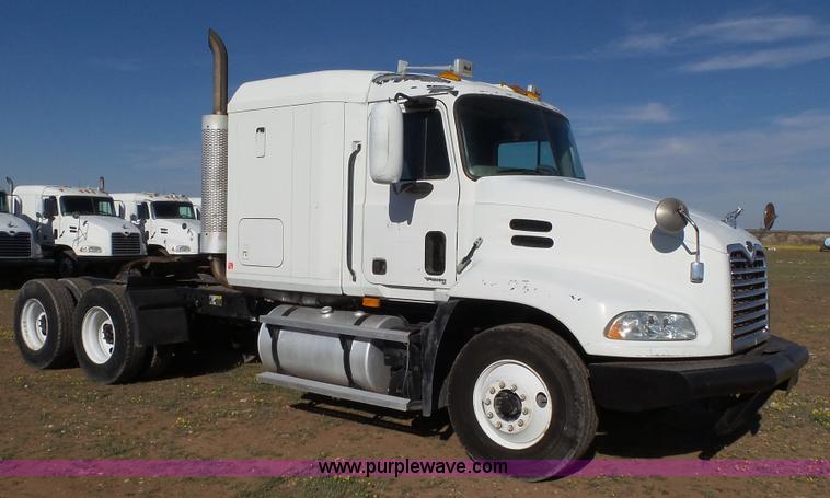 image for item L6515 2001 Mack CX613 semi truck