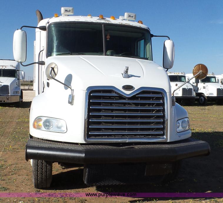 image for item L6515 2001 Mack CX613 semi truck