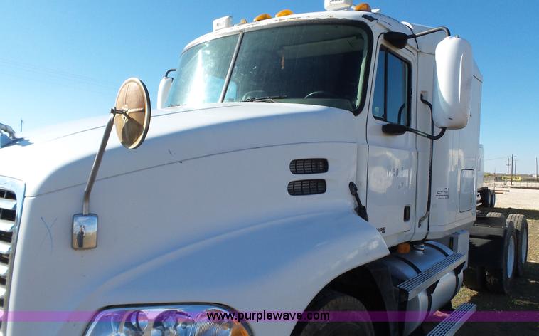 image for item L6515 2001 Mack CX613 semi truck