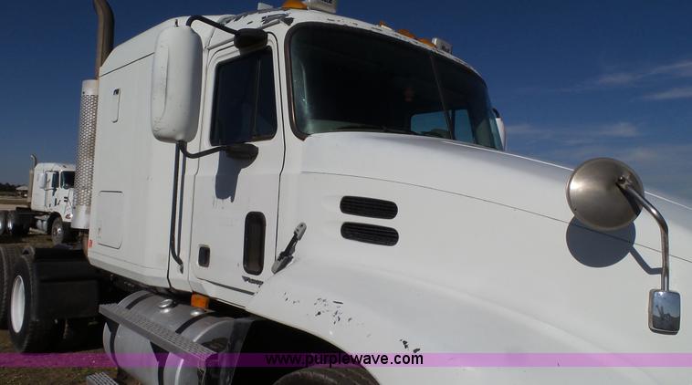 image for item L6515 2001 Mack CX613 semi truck