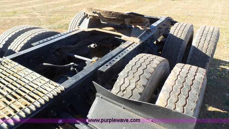 image for item L6515 2001 Mack CX613 semi truck