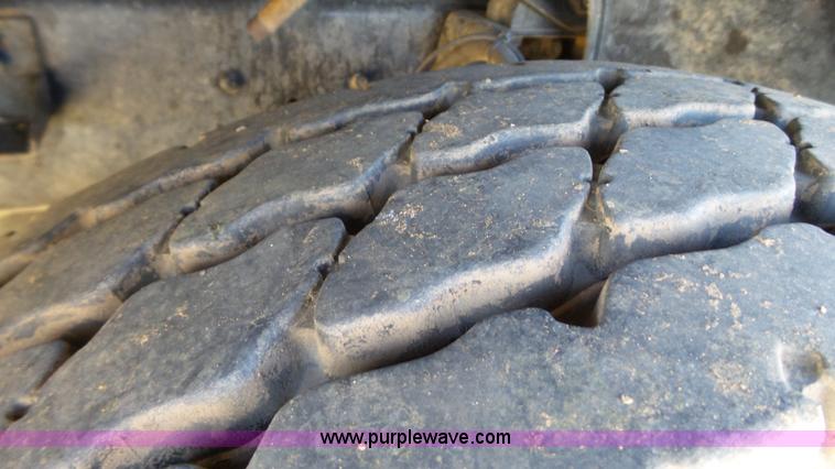 image for item L6515 2001 Mack CX613 semi truck