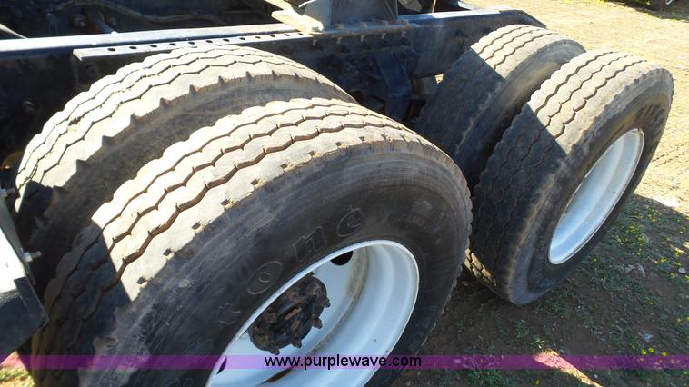 image for item L6515 2001 Mack CX613 semi truck